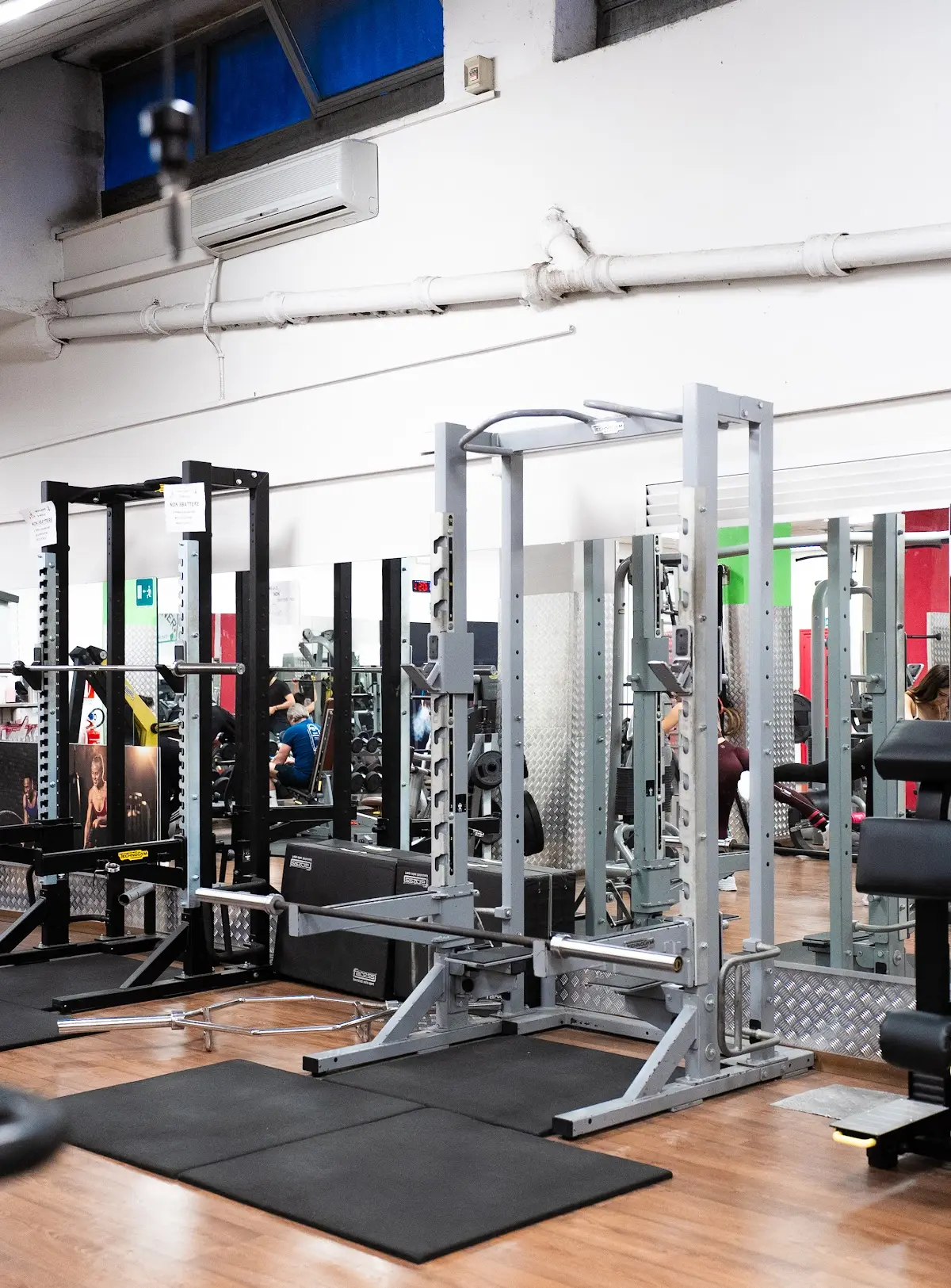 Il rack: Per squat e stacchi, con i dischi a portata di mano.