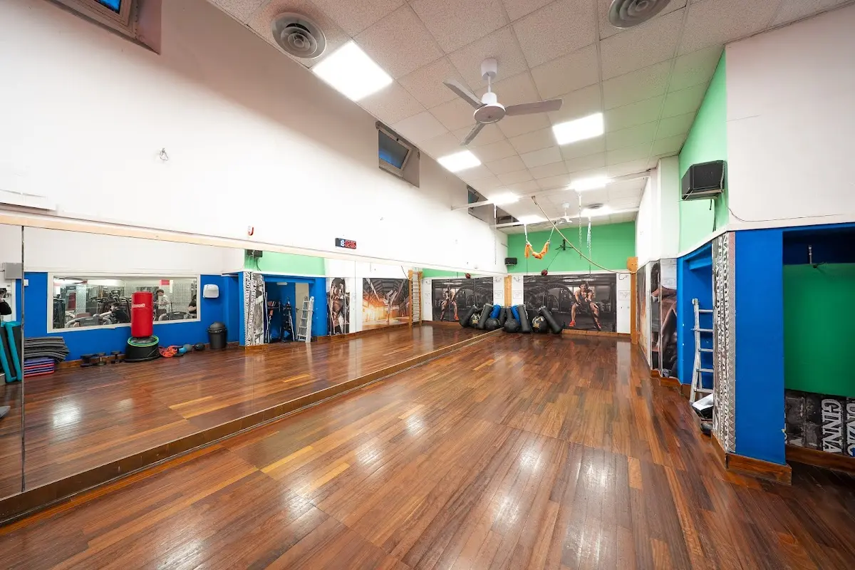 La sala corsi di Push Up con il parquet, gli specchi e le pareti blu e verdi